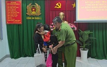 Người mẹ bán kẹo đoàn tụ hai con: 'Con an toàn là niềm vui lớn nhất'