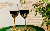 Có phải rượu vang vừa đủ giúp khỏe tim và ngủ ngon?