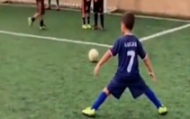 Cầu thủ nhí bắt chước dáng đứng sút phạt của Ronaldo