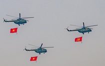Biên đội trực thăng vũ trang treo cờ tung bay trên bầu trời Điện Biên