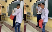 Nam sinh lầy lội cầm túi ni lông lên bục giảng nhận giấy khen
