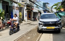 Đà Nẵng: Xe đậu tràn lan dưới đường ray, quá nguy hiểm