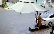 Cô gái gập dù vô tình bị trúng chỗ hiểm phải cầu cứu mọi người