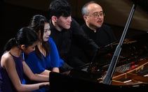 Khán giả vỗ tay không ngớt, thầy trò Đặng Thái Sơn 'đãi' thêm bản piano tám tay