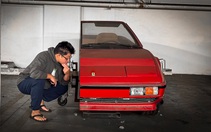 Chiếc Ferrari bị cưa đôi bí ẩn, biến thành chốn chơi game, nằm chỏng chơ một góc gara