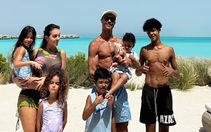Ronaldo khoe cơ bắp cuồn cuộn khi đi 'chữa lành' trước Euro 2024