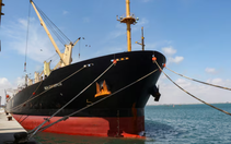 Thêm tàu hàng bị bắn tên lửa, bốc cháy ngoài khơi Yemen