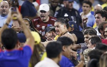 Nunez và cầu thủ Uruguay nhảy lên khán đài đánh nhau với cổ động viên Colombia