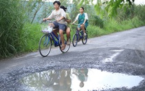 Người dân chật vật với những tuyến đường xuống cấp, chi chít 'ổ gà' tại TP.HCM