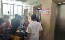 Đi thang máy mạnh ai nấy chen, chẳng ai nhường ai