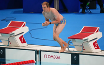 Nhân viên ở Olympic 2024 gây sốt vì chiếc quần bơi