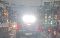 Tài xế lái ô tô 'độ' đèn gây chói mắt ở quận 4 nói 'bật nhầm'