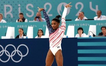 Simone Biles trở lại đường đua, giành huy chương vàng Olympic 2024