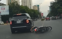 Siêu xe Rolls-Royce xi nhan trái nhưng đi thẳng, suýt gây tai nạn