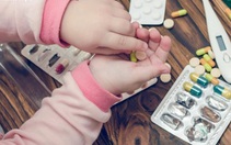 Nhờ em trai 5 tuổi pha thuốc hạ sốt, cô gái mắc COVID-19 nhập viện nguy kịch
