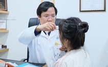 Cô gái sưng lệch mặt vì tự nặn mụn, đắp thuốc đông y