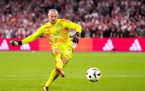 Thủ môn 5 lần cản phá thành công, Ajax hạ Panathinaikos sau 17 loạt sút luân lưu