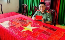 Xúc động hình ảnh đu trend xếp hình cờ Tổ quốc bằng sổ hiến máu