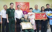 Trao huy hiệu 80 năm tuổi Đảng cho nguyên chánh văn phòng Bộ Tổng tham mưu, Bộ Quốc phòng