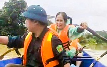 Bà con chùa Hương chèo đò, đẩy đò thâu đêm đến vùng lũ