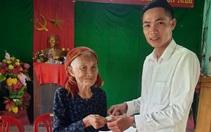 Cụ bà 102 tuổi mang 100.000 đồng đến ủng hộ đồng bào vùng bão lũ miền Bắc