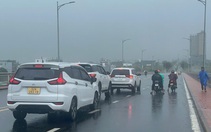 Nhiều xe máy té ngã được ô tô che chắn gió trên cầu Thuận Phước