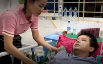 Người may mắn thoát chết ở Làng Nủ góp tiền ủng hộ nạn nhân bão lụt