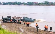 Vụ sập cầu Phong Châu: Hạ thủy một số phao để đánh giá trước khi lắp cầu phao