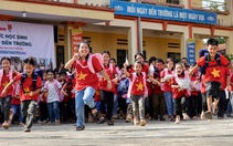 Ba lô mới, vở bút mới và nụ cười của học sinh vùng lũ Trấn Yên