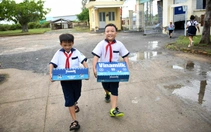 Tặng gần 200.000 hộp sữa cho học sinh ngày tựu trường