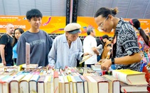 Người già 'ra riêng' ngay trong nhà mình