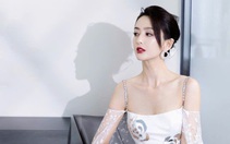 Mỹ nhân Tân Cương Đồng Lệ Á mặc đầm của nhà thiết kế Việt để quảng bá phim mới