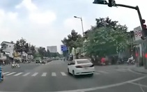 Tài xế ô tô đi vào 'ô 20 triệu đồng' vì vượt đèn đỏ