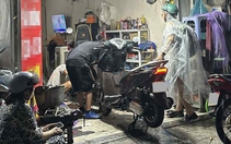 Sửa xe chết máy ngày mưa bão: Có nơi ép phải sửa đủ combo, xe tay ga có thể tốn tới cả triệu đồng