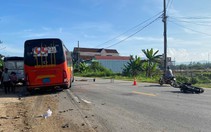 Xe khách giường nằm va chạm xe máy chạy cùng chiều, 2 vợ chồng thiệt mạng