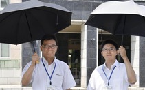 Mùa hè nóng kỷ lục, nhiều nam giới Nhật Bản 'vượt ngại' lần đầu dùng dù che nắng