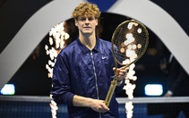 Jannik Sinner nhận ‘cây vợt vàng’ hơn 7,5 tỉ đồng khiến Alcaraz trầm trồ