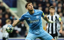 Thủ môn của Newcastle kiến tạo khó tin tại Champions League