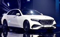 Mercedes-Benz E-Class thêm màn hình ghế phụ gây tranh cãi: Chuyên gia lo, chủ xe khen