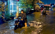 Triều cường TP.HCM dâng cao, may là không có mưa