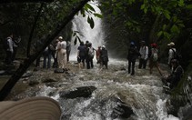 Nhóm bạn trẻ bị phản ứng gay gắt khi trekking suối ngày mưa bão