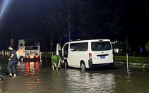Hai học sinh bị điện giật tử vong, nghi rò rỉ từ điện chiếu sáng công viên khi nước ngập