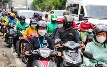 Xe nối đuôi suốt ngày đêm, đường Nguyễn Tất Thành 'oằn mình' vì quá tải