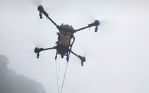 Dùng máy bay không người lái đưa nhu yếu phẩm lên đèo Lò Xo tiếp tế cho tài xế bị kẹt