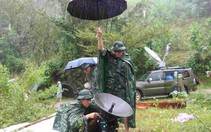 Bộ đội thông tin dầm mưa nối liên lạc từ vùng sạt lở Trà Leng