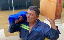 Quà cứu trợ khẩn cấp của bạn đọc Tuổi Trẻ đến tay người dân ‘rốn ngập’ Đà Nẵng