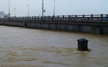 Lũ trên sông Trà Bồng đã vượt các đỉnh lũ lịch sử năm 1999 và năm 2009