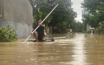 Dân vùng rốn lũ Đà Nẵng kiệt sức vì dầm mình ngày thứ 3 trong nước lụt