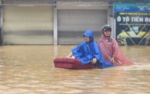 Tìm thấy thi thể của cháu bé bị lũ cuốn ở Huế và thi thể người phụ nữ dưới sông Cà Ninh