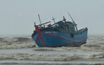 Lũ sông Trà Bồng lên cao, 4 tàu cá bị cuốn trôi ra cửa biển Sa Cần